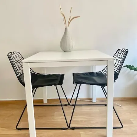 아파트 Lovely In The Famous Design District Area. *